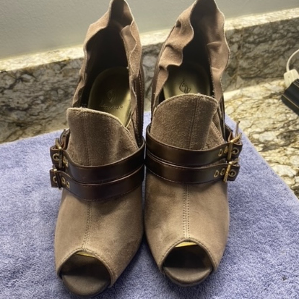 Open Toe Heels - Picture 5 of 9